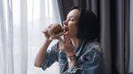 Pose Cantik Sara Wijayanto di Kafe, Minum Kopi hingga Makan Cake