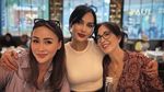 Pose Cantik Sara Wijayanto di Kafe, Minum Kopi hingga Makan Cake