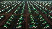 Di tengah kehidupan baru tersebut, warga Rong Cham masih menanti kesempatan untuk kembali ke rumah mereka. REUTERS/Soveit Yarn  