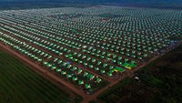 Rong Cham di Provinsi Banteay Meanchey, Kamboja, menjadi tempat tinggal bagi warga yang mengungsi akibat konflik di sepanjang perbatasan Kamboja-Thailand. REUTERS/Soveit Yarn  