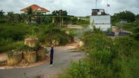 Sejak konflik terjadi, jumlah pelanggan tatonya menurun drastis. REUTERS/Soveit Yarn  