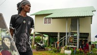 Salah satu warga yang menjalani kehidupan di Rong Cham adalah seniman tato Cheng Bora. REUTERS/Soveit Yarn  