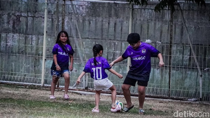 Potret Stadion Taman Sari Jakarta Barat yang Viral Disebut Mirip Lapangan Brasil Suasana Stadion Taman Sari, Jakarta Barat, menjelang malam, Rabu (23/9/2026). Stadion yang berada di tengah permukiman padat ini ramai diperbincangkan di media sosial karena disebut mirip lapangan sepakbola di Brasil.