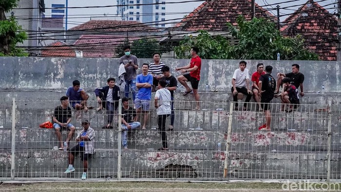 Potret Stadion Taman Sari Jakarta Barat yang Viral Disebut Mirip Lapangan Brasil Suasana Stadion Taman Sari, Jakarta Barat, menjelang malam, Rabu (23/9/2026). Stadion yang berada di tengah permukiman padat ini ramai diperbincangkan di media sosial karena disebut mirip lapangan sepakbola di Brasil.