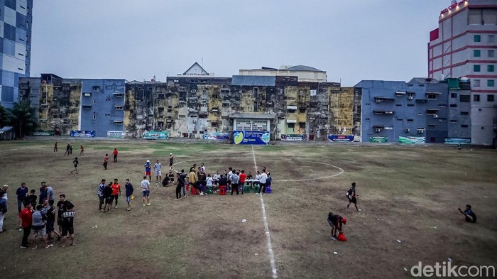 Potret Stadion Taman Sari Jakarta Barat yang Viral Disebut Mirip Lapangan Brasil Suasana Stadion Taman Sari, Jakarta Barat, menjelang malam, Rabu (23/9/2026). Stadion yang berada di tengah permukiman padat ini ramai diperbincangkan di media sosial karena disebut mirip lapangan sepakbola di Brasil.