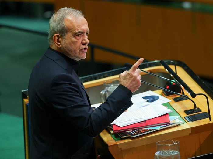 Presiden Iran Masoud Pezeshkian saat pidato di PBB (Reuters/Mike Segar)