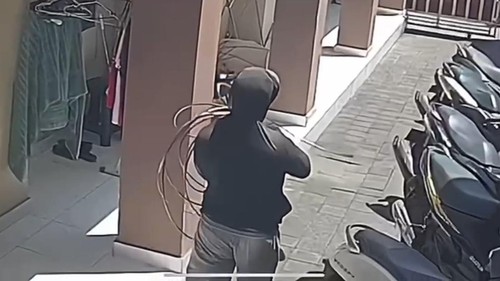 Pria mencuri kabel penangkal petir di kos-kosan Jalan Tukad Balian, Kelurahan Renon, Denpasar, Selasa (22/9/2026). (Tangkapan layar rekaman CCTV kos)
