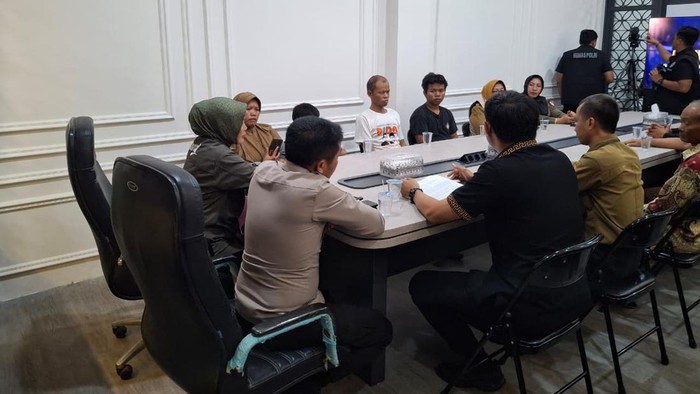 Proses RJ petani curi 2 kayu jati di Polres Bojonegoro.