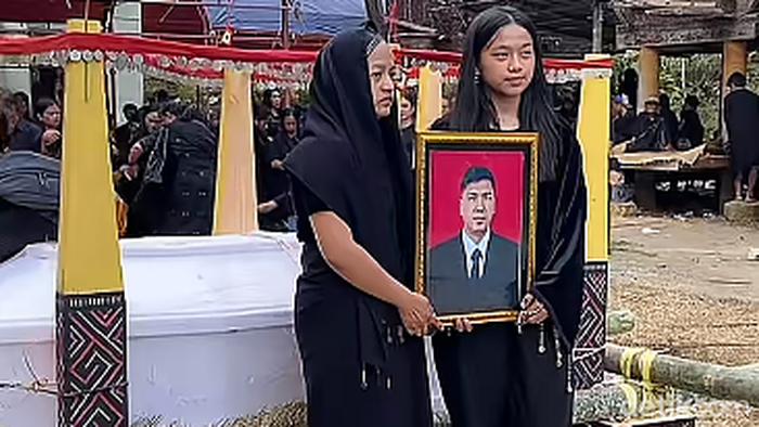 Prosesi penghiburan pemakaman jenazah Aris Sanda, korban pembunuhan OPM di kampung halamannya di Toraja Utara.