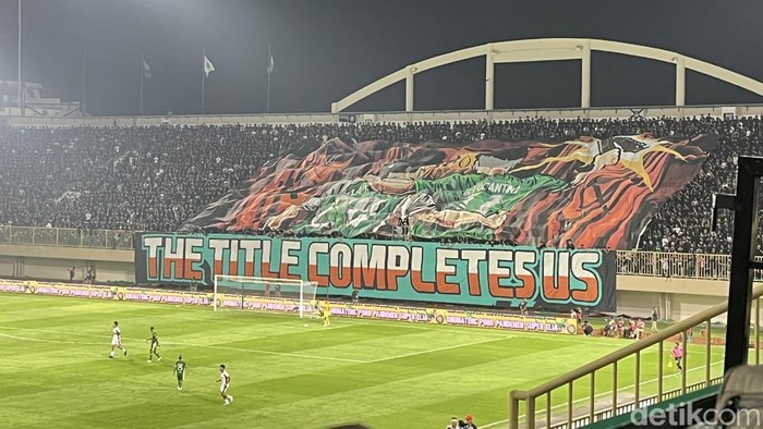 Suporter PSS Sleman, Brigata Curva Sud di Stadion Maguwoharjo, Sleman, Sabtu (9/5/2026).