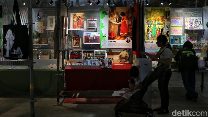 Sejumlah pengunjung melihat karya seni ilustrasi dan kreatif dalam Jakarta Illustration and Creative Arts Fair (JICAF) 2026 di Agora Mall, Jakarta, Rabu (23/9/2026).

Mengusung tema “The World We Draw”, JICAF 2026 menampilkan karya dari 130 seniman, baik profesional maupun pendatang baru.
