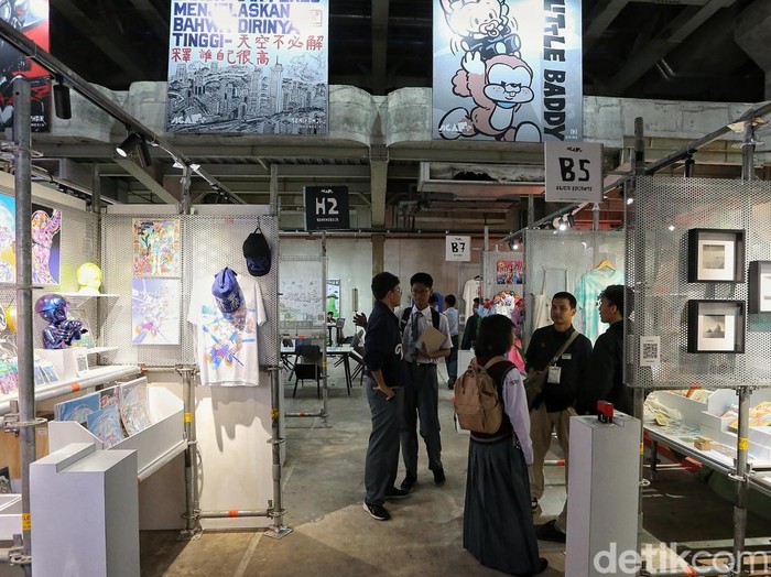 Sejumlah pengunjung melihat karya seni ilustrasi dan kreatif dalam Jakarta Illustration and Creative Arts Fair (JICAF) 2026 di Agora Mall, Jakarta, Rabu (23/9/2026).

Mengusung tema “The World We Draw”, JICAF 2026 menampilkan karya dari 130 seniman, baik profesional maupun pendatang baru.