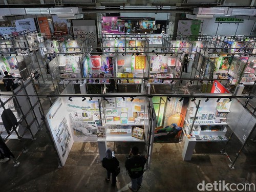 Sejumlah pengunjung melihat karya seni ilustrasi dan kreatif dalam Jakarta Illustration and Creative Arts Fair (JICAF) 2026 di Agora Mall, Jakarta, Rabu (23/9/2026).

Mengusung tema “The World We Draw”, JICAF 2026 menampilkan karya dari 130 seniman, baik profesional maupun pendatang baru.