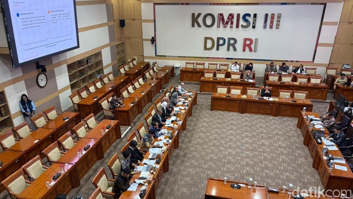 Komisi III DPR rapat dengan kelompok masyarakat dan advokat di DPR, Rabu (23/9/2026).