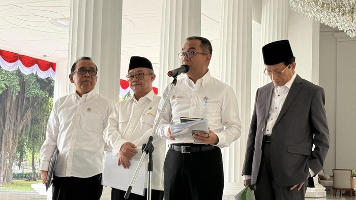 Mendiktisaintek Brian Yuliarto konferensi pers usai ratas khusus membahas pendidikan gratis di Istana Merdeka, Jakarta, Rabu (23/9/2026).