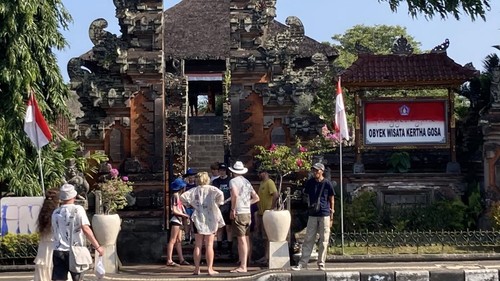 Sejumlah wisatawan asing tengah berkunjung ke Taman Kertha Gosa Klungkung, Bali, Rabu (23/9/2026). (Fatih Kudus Jaelani/detikBali)