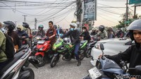 Kondisi tersebut menunjukkan pentingnya kedisiplinan pengendara untuk tetap berada di jalurnya serta pengaturan lalu lintas yang lebih intensif, terutama pada ruas jalan sempit dengan volume kendaraan tinggi.