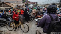 Kemacetan membuat waktu tempuh pengendara menjadi lebih lama. Pengendara harus bersabar menghadapi antrean sekaligus berhati-hati agar tidak terjadi gesekan antar kendaraan di tengah kepadatan.