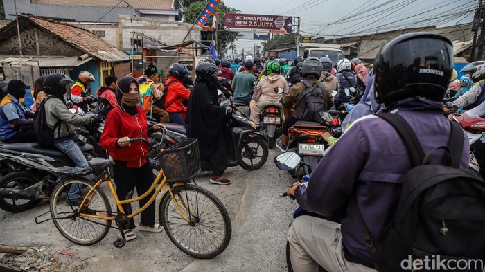 Semrawutnya Jalan Pulo Timaha Ratusan kendaraan terjebak kemacetan di kawasan Jalan Pulo Timaha, Kabupaten Bekasi, Rabu (23/9/2026). Kepadatan kendaraan terlihat mengular di sejumlah titik hingga membuat laju lalu lintas tersendat.