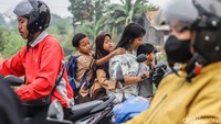 Di sejumlah titik, pengendara tampak berusaha mencari jalur alternatif dengan masuk ke celah kendaraan lain. Namun, manuver tersebut justru membuat pergerakan kendaraan semakin tidak teratur.