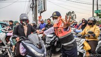 Kepadatan juga dipengaruhi belum optimalnya pengaturan arus lalu lintas di lokasi. Jumlah petugas yang berjaga untuk mengatur kendaraan masih terbatas dibandingkan dengan volume kendaraan yang melintas.