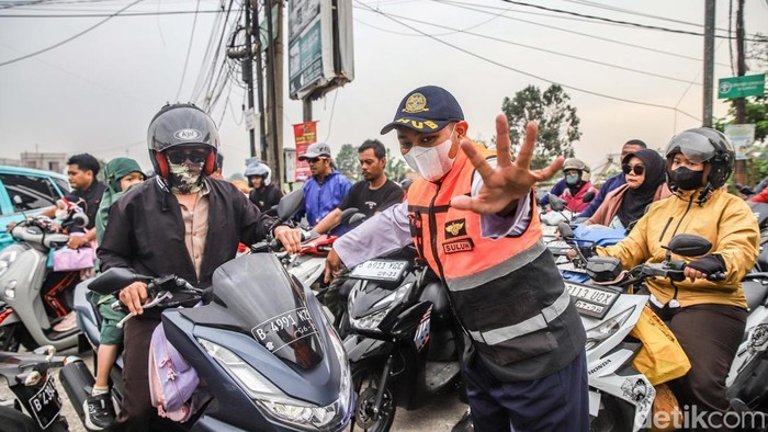 Semrawutnya Jalan Pulo Timaha Ratusan kendaraan terjebak kemacetan di kawasan Jalan Pulo Timaha, Kabupaten Bekasi, Rabu (23/9/2026). Kepadatan kendaraan terlihat mengular di sejumlah titik hingga membuat laju lalu lintas tersendat.
