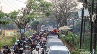 Aksi saling menyerobot membuat kendaraan dari kedua arah bertemu di ruang jalan yang terbatas. Akibatnya, arus lalu lintas justru semakin sulit bergerak dan antrean kendaraan semakin panjang.