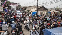 Situasi semakin rumit ketika sejumlah pengendara menyerobot jalur dari arah berlawanan untuk mencari celah agar dapat melaju lebih cepat.