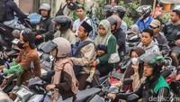 Kondisi kemacetan terjadi di tengah ruas Jalan Pulo Timaha yang relatif sempit. Ruang gerak kendaraan menjadi terbatas, terutama saat volume kendaraan meningkat.