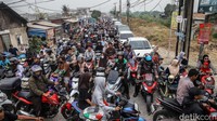 Ratusan kendaraan terjebak kemacetan di kawasan Jalan Pulo Timaha, Kabupaten Bekasi, Rabu (23/9/2026). Kepadatan kendaraan terlihat mengular di sejumlah titik hingga membuat laju lalu lintas tersendat.