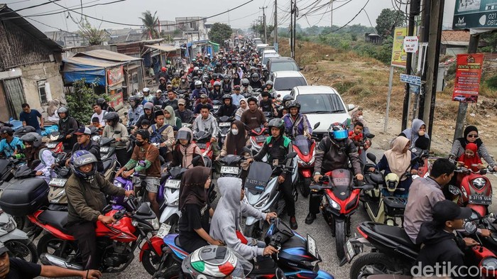 Ratusan kendaraan terjebak kemacetan di kawasan Jalan Pulo Timaha, Kabupaten Bekasi, Rabu (23/9/2026). Kepadatan kendaraan terlihat mengular di sejumlah titik hingga membuat laju lalu lintas tersendat.