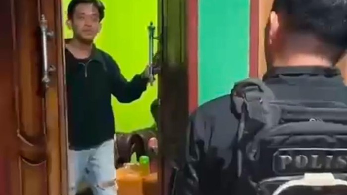 Seorang pemuda di Kendari ditangkap setelah mengancam mantan pacarnya dengan badik.