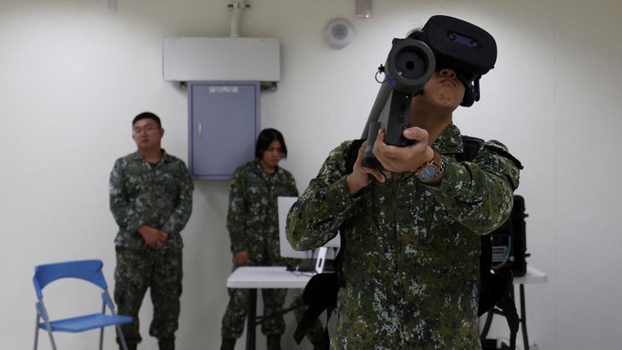A soldier demonstrates a twin-mounted Stinger missile system training simulator during a media event at Tainan Air Base in Tainan, Taiwan September 22, 2026. REUTERS/Tsai Hsin-Han