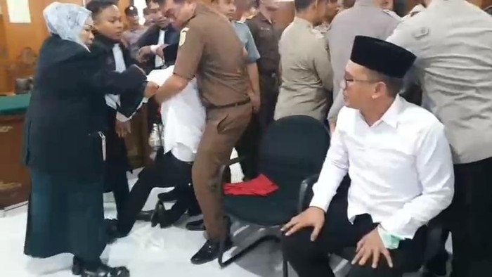 Terdakwa Agus Sulaiman dan Suyitno saat mendengarkan amar putusan majelis hakim di PN Malang
