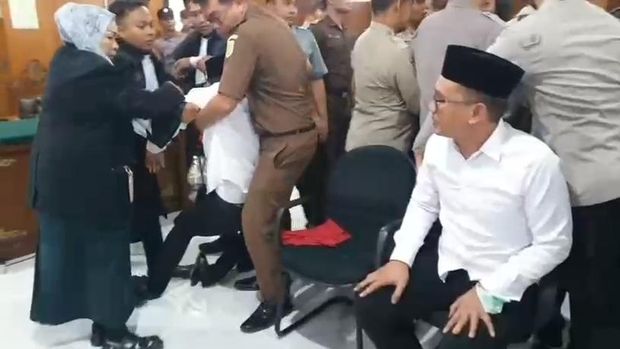 Terdakwa Agus Sulaiman dan Suyitno saat mendengarkan amar putusan majelis hakim di PN Malang
