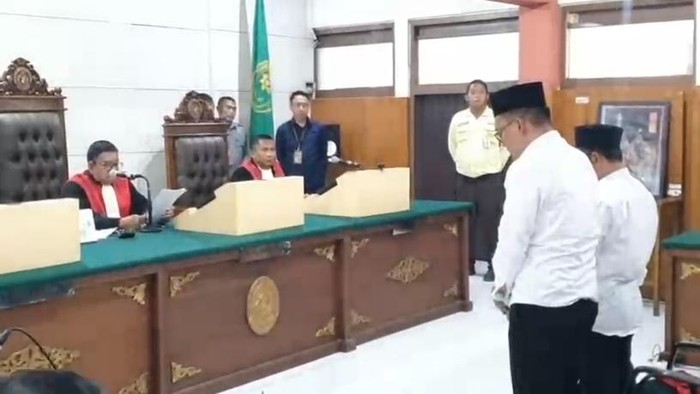 Terdakwa Agus Sulaiman dan Suyitno saat mendengarkan amar putusan majelis hakim di PN Malang