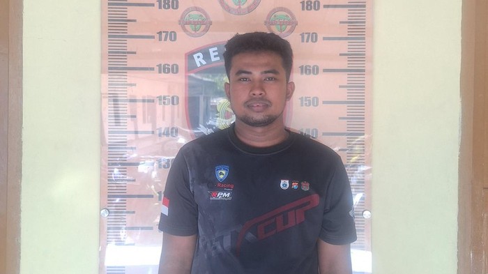 Sopir truk Ahmad Fauzi membacok petugas SPBU Abd Rahim setelah ditegur antrean.
