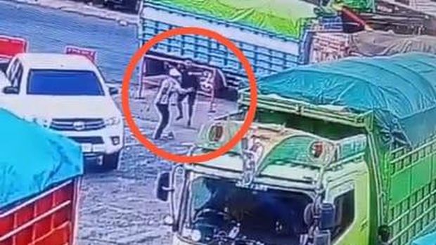 Sopir truk bacok petugas SPBU di Mamuju. Sopir truk bacok petugas SPBU di Mamuju.