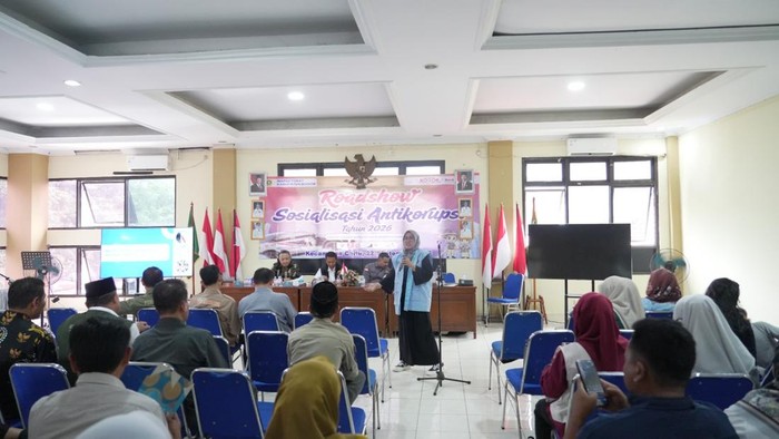 sosialisasi antikorupsi di Desa Cariu Bogor