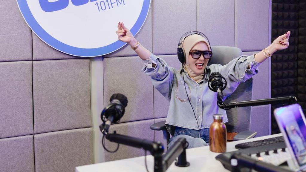 Keseruan Syahrini Keliling Radio Promo Lagu Baru