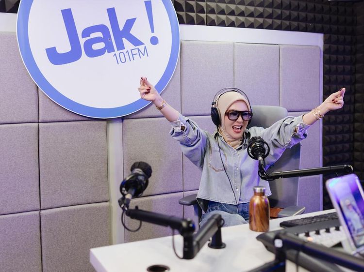 Keseruan Syahrini Keliling Radio Promo Lagu Baru