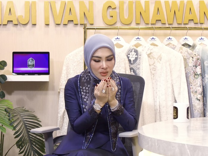 Syahrini berdoa