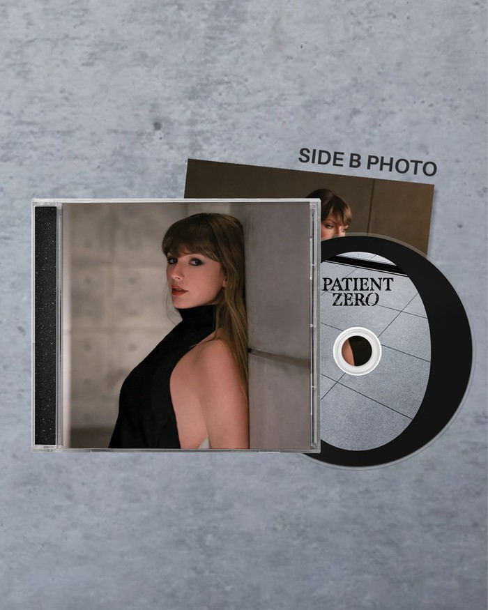 Sampul album fisik Patient Zero Taylor Swift.