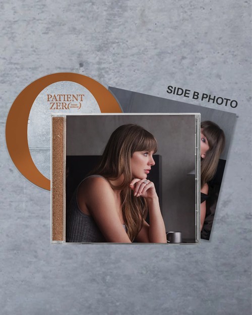 Sampul album fisik Patient Zero Taylor Swift.