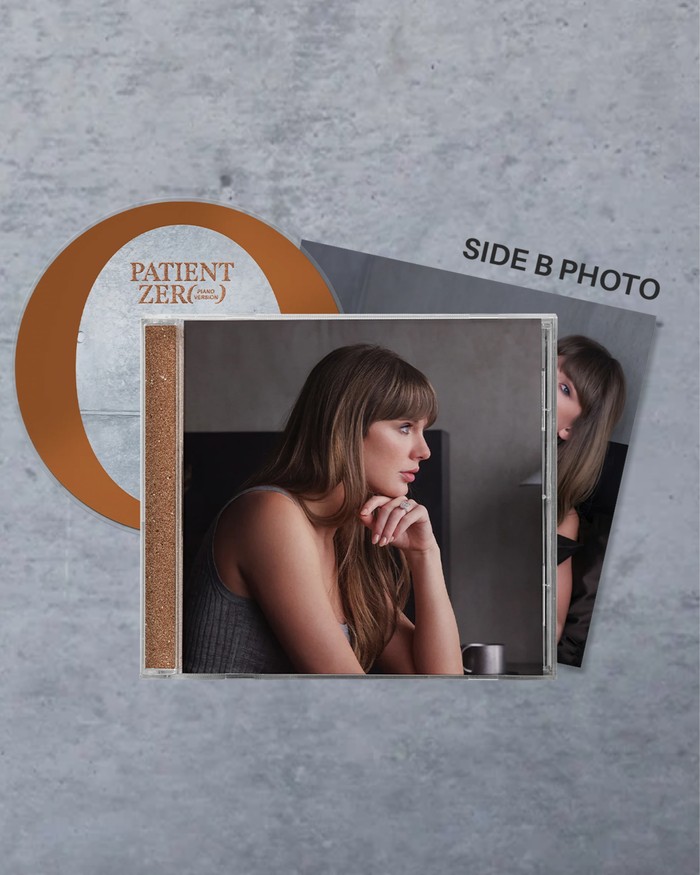Sampul album fisik Patient Zero Taylor Swift.