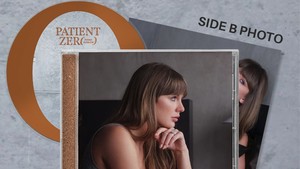 Versi ketiga menampilkan Taylor dengan gaya lebih kasual dengan tank top abu-abu, dipotret tampak kanan. Setiap versi album juga menyertakan Side B Photo sesuai konsep sampulnya. Tertarik beli? Patient Zero akan rilis 25 September 2026, album fisiknya bisa pre-order di situs resmi Taylor Swift. (Foto: dok. Taylor Swift)