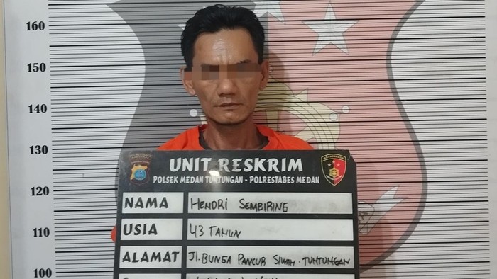 Teks foto: Pelaku Hendri usai ditangkap petugas kepolisian. (Foto: dok. Polsek Medan Tuntungan)