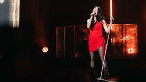 Member SNSD itu tampil dengan dress merah dipadu stocking jaring-jaring dan boots hitam. (Foto: dok. PMG/Flabbergast Productions/Earendel Works)