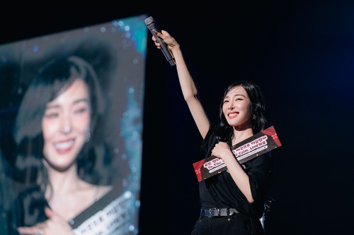 Penyanyi Korea-Amerika dan member SNSD (Girls' Generation) Tiffany Young saat tampil dalam konser Tiffany Young: Edge of Calm Tour in Jakarta pada Sabtu (19/9/2026) di JIEXPO Theatre, Kemayoran, Jakarta Pusat.