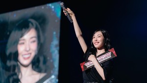 Tiffany Young menyanyikan lagu Into The New World versi ballad yang masuk dalam setlist resmi konser Edge of Calm Tour Jakarta di JIEXPO Theatre, Kemayoran, Jakarta Pusat pada Sabtu (19/9/2026). (Foto: dok. PMG/Flabbergast Productions/Earendel Works)